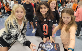 DE Students w Rotary Dictionaries