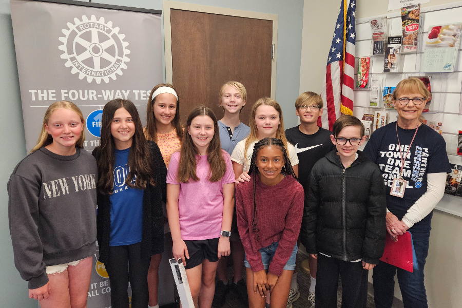 DE Students Present at Rotary About Service Projects