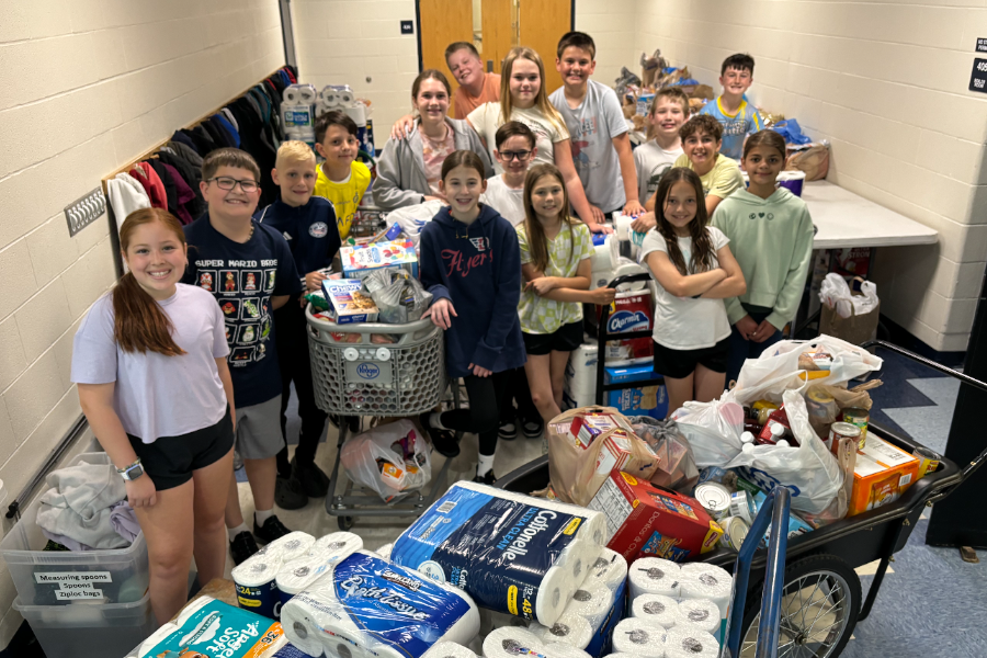DE Student Council Holds Food Drive for SCAC