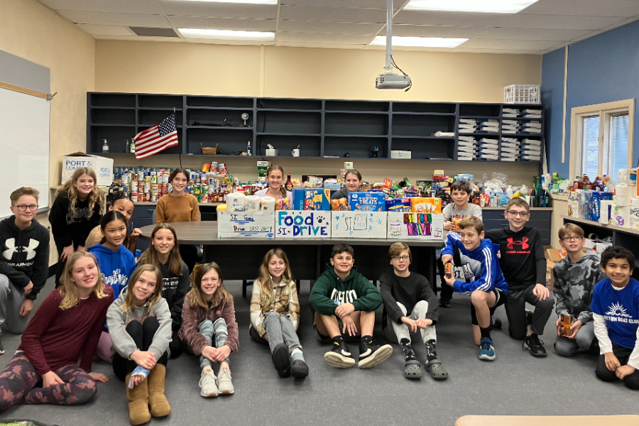SI Student Council Collects Food Items for SCAC